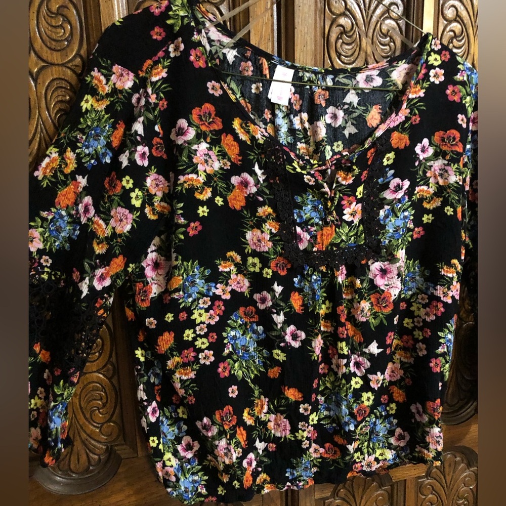 Beautiful,Colorful Floral Woman’s Top - Picture 8 of 14